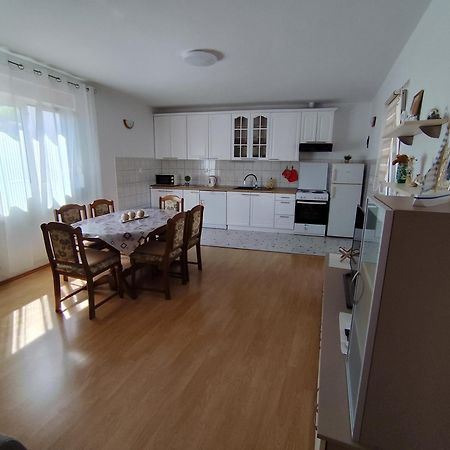 Apartments Milevcic Jelsa  Bilik gambar